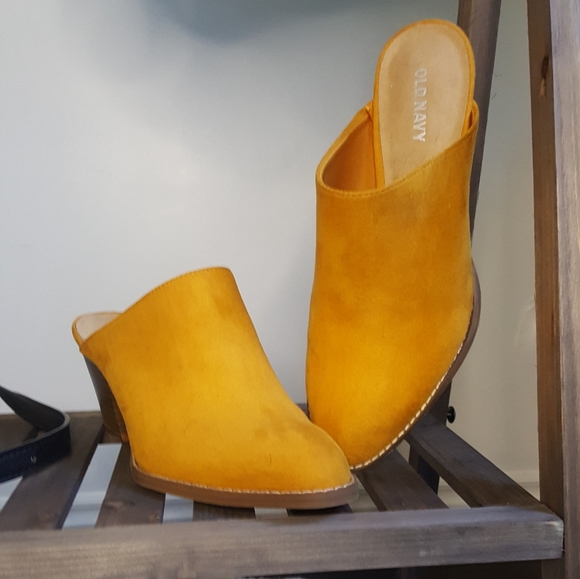 Old navy faux suede heels - Picture 2 of 4